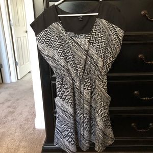 Black and white cinched waist dress with pockets!